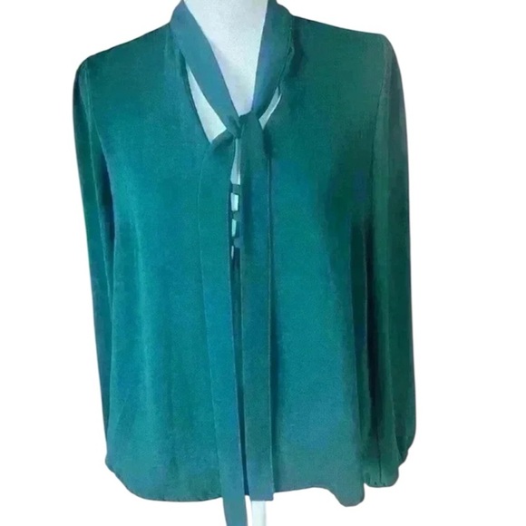 Crescent and Willough ladies blouse medium Green long sleeve neck tie attached - Picture 2 of 9